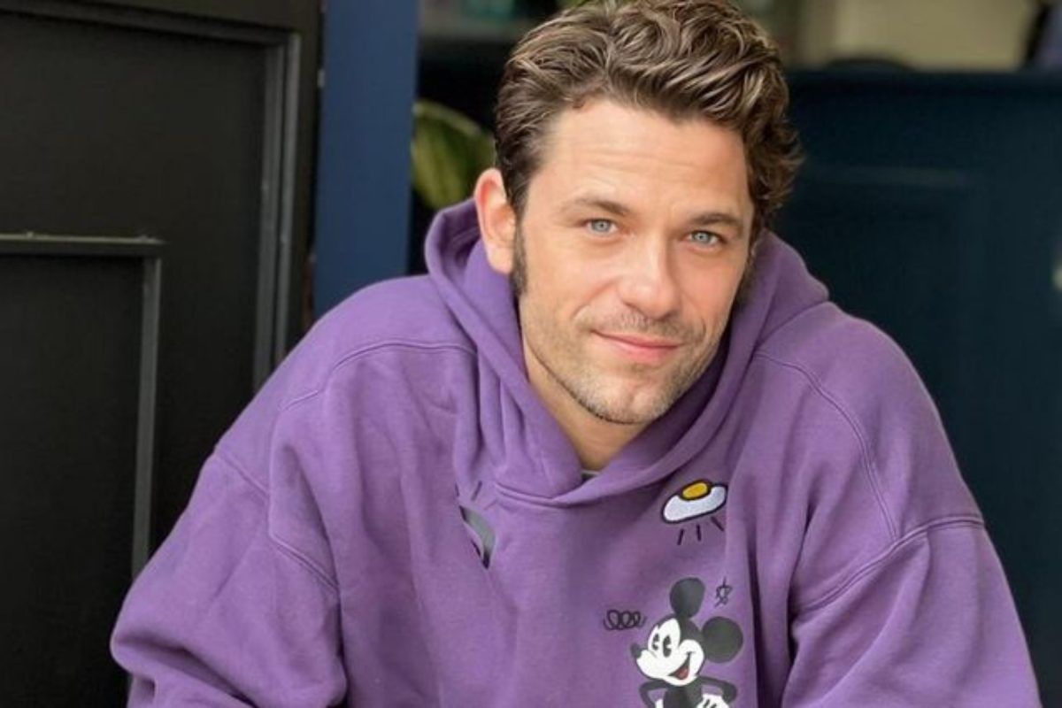 Ο Αποστόλης Τότσικας ποζάρει με κατακόκκινο κραγιόν (φωτογραφία)