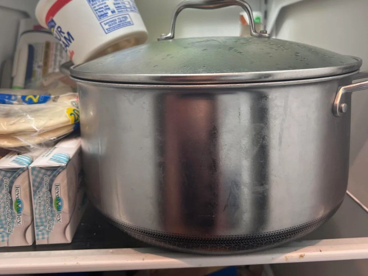 κατσαρόλα-με-φαγητό-μέσα-στο-ψυγείο