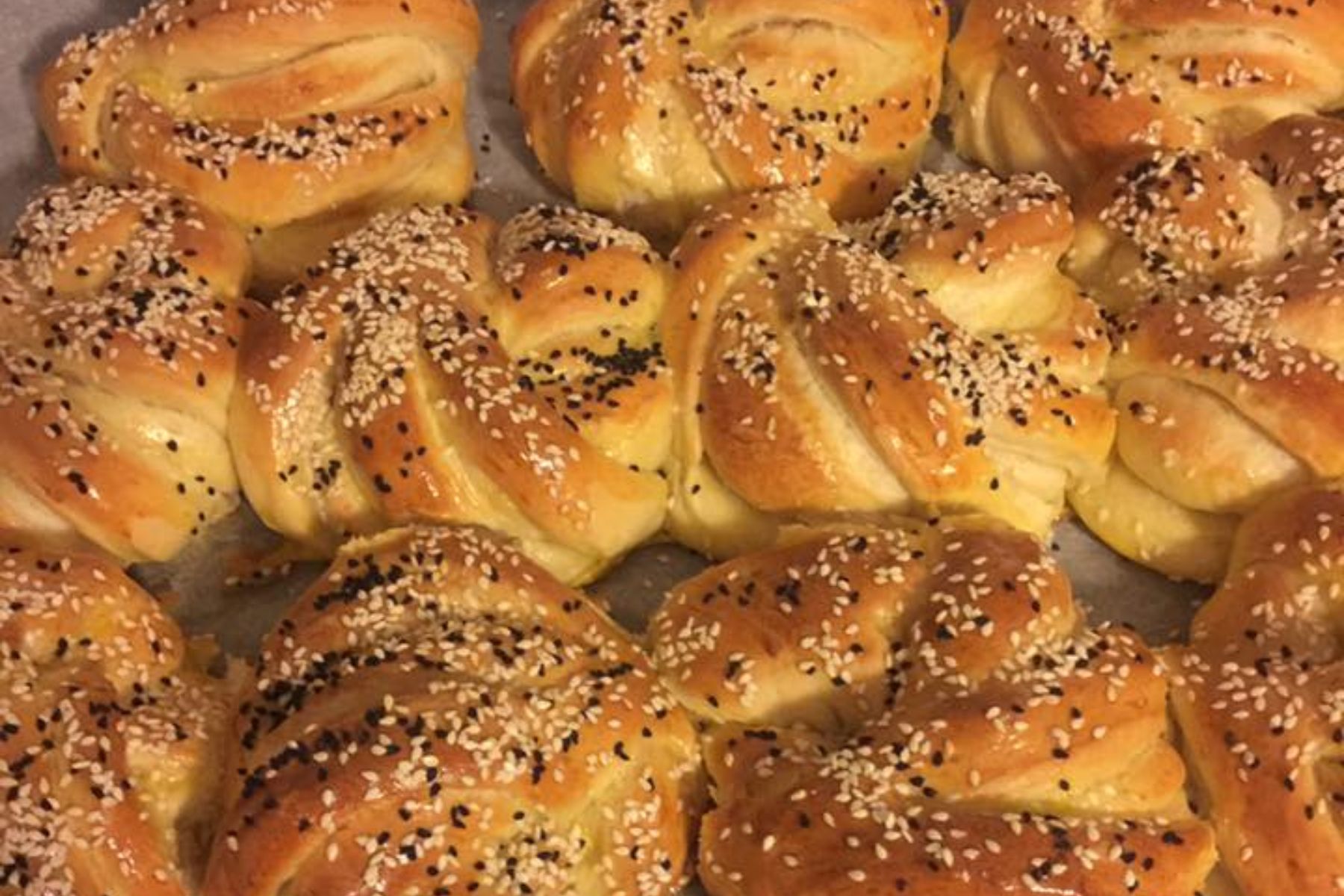 Ατομικές γεμιστές πίτες με ζύμη γιαουρτιού για όλες τις περιστάσεις