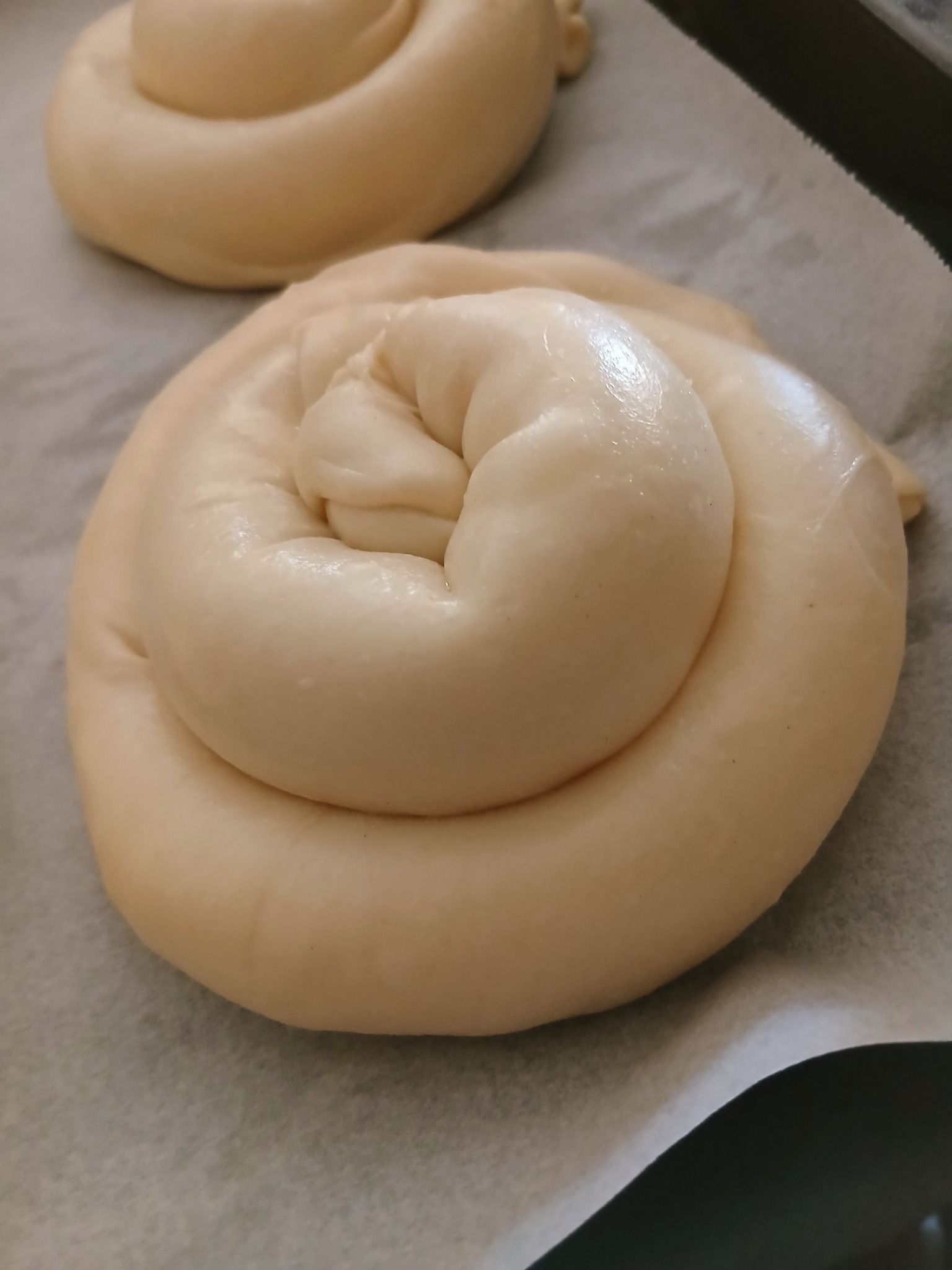 Ατομικές-στριφτές τυρόπιτες-με-τραβηχτό-φύλλο- Ατομικές-στριφτές τυρόπιτες-με-τραβηχτό-φύλλο-