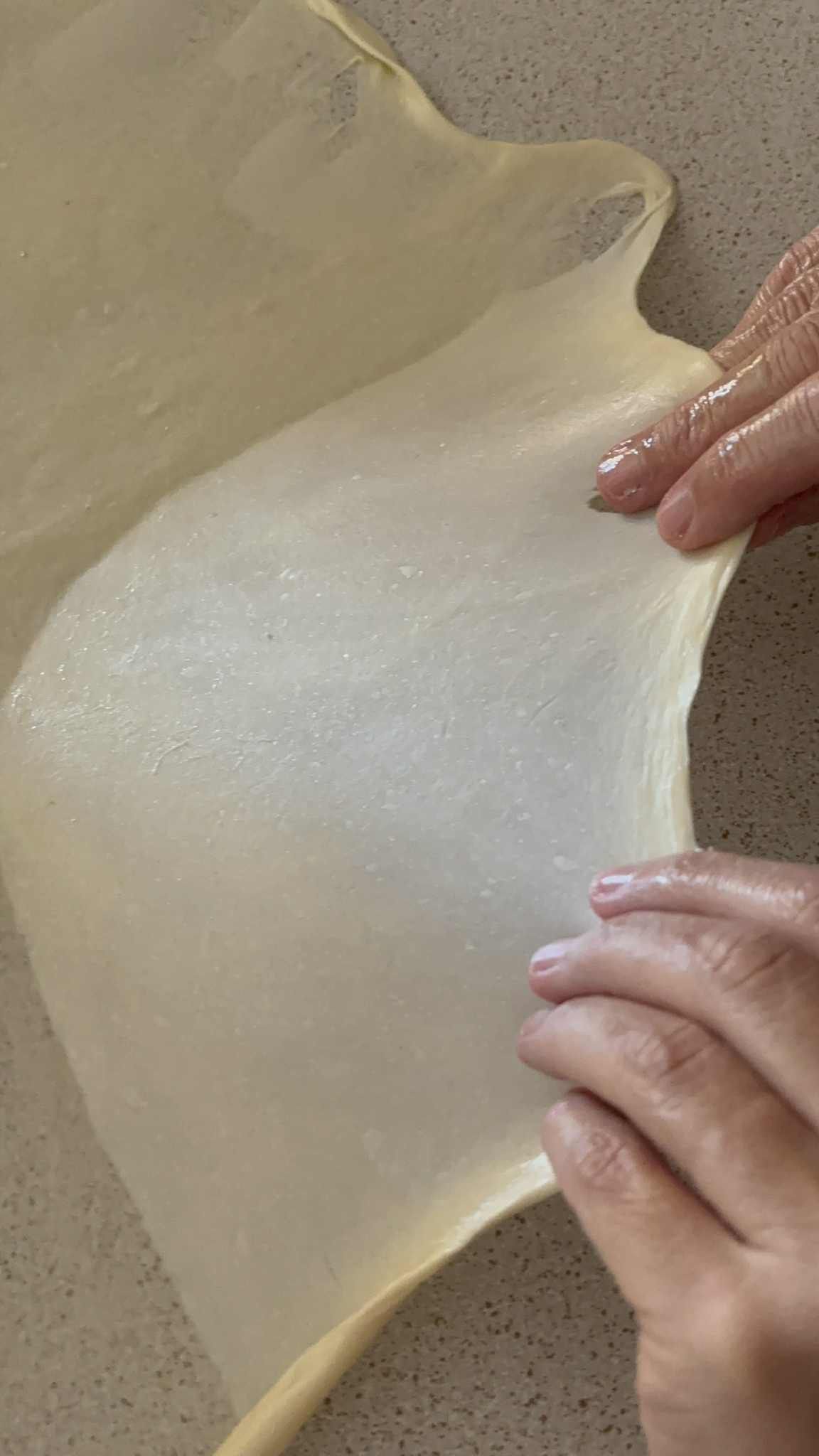 Ατομικές-στριφτές τυρόπιτες-με-τραβηχτό-φύλλο- Ατομικές-στριφτές τυρόπιτες-με-τραβηχτό-φύλλο-