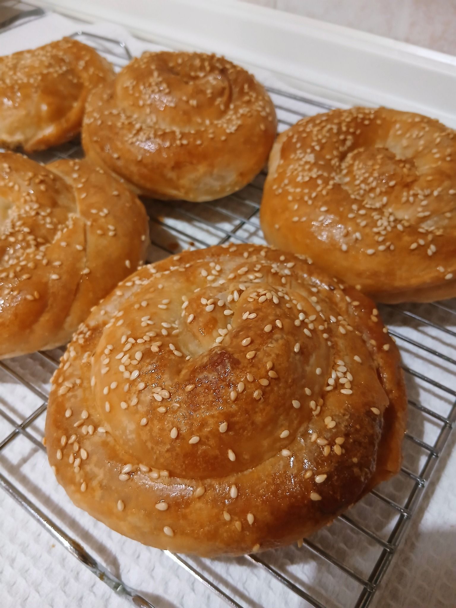 Ατομικές-στριφτές τυρόπιτες-με-τραβηχτό-φύλλο- Ατομικές-στριφτές τυρόπιτες-με-τραβηχτό-φύλλο-