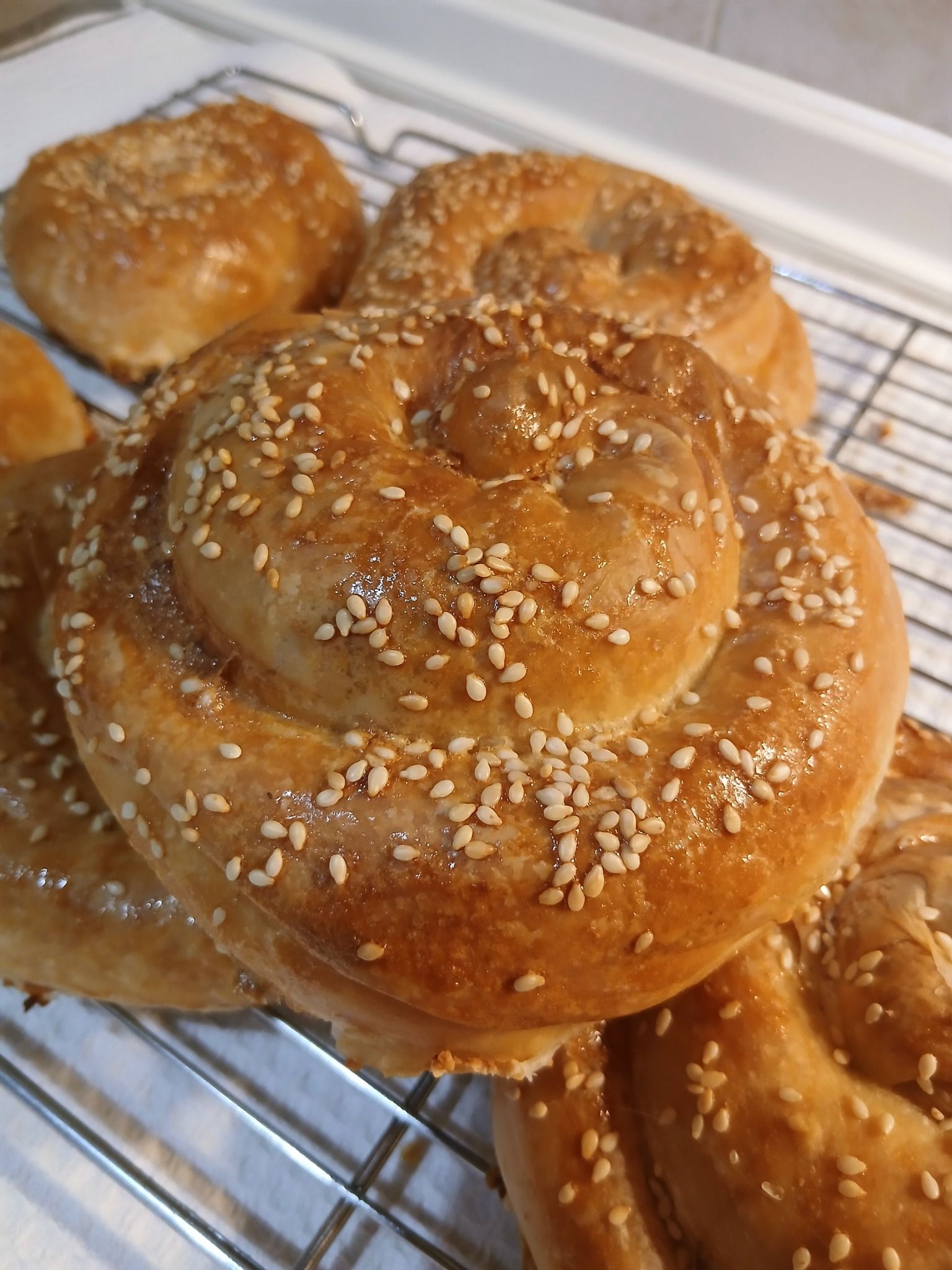 Ατομικές-στριφτές τυρόπιτες-με-τραβηχτό-φύλλο- Ατομικές-στριφτές τυρόπιτες-με-τραβηχτό-φύλλο-