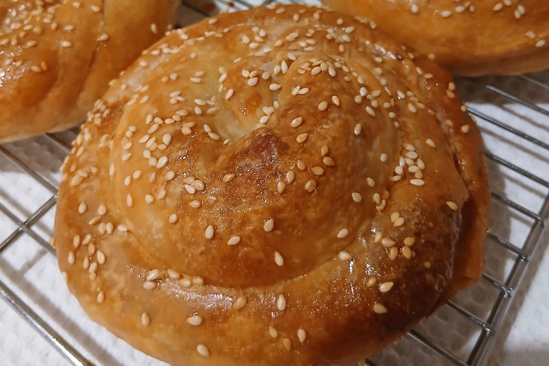 Ατομικές στριφτές τυρόπιτες με τραβηχτό φύλλο