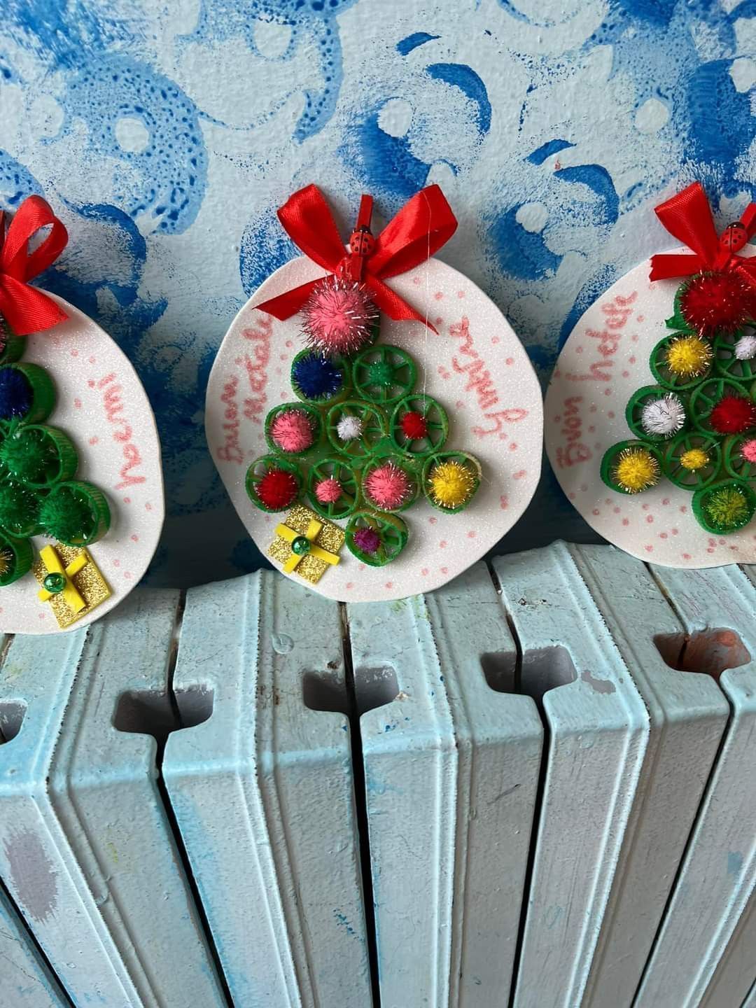 χριστουγεννιάτικες-κάρτες-από-πλαστικά καπάκια-