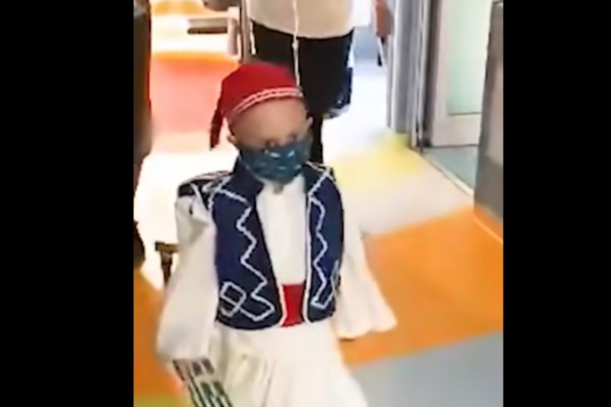 Δάκρυα συγκίνησης για τον 5χρονο που δίνει μάχη με τον καρκίνο κι έκανε παρέλαση ντυμένος τσολιάς μέσα στο νοσοκομείο (Βίντεο)