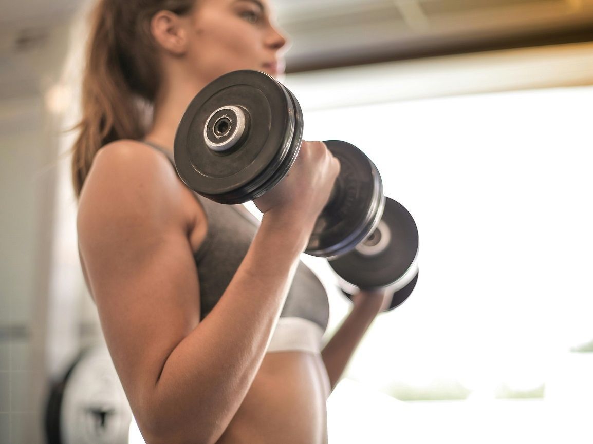 Εύκολο πρόγραμμα γυμναστικής που γυμνάζει όλο το σώμα σε μόλις 20 λεπτά