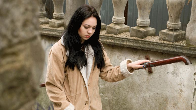 θλιμμένη-γυναίκα-το-Φθινόπωρο- θλιμμένη-γυναίκα-το-Φθινόπωρο-