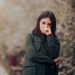 θλιμμένη-γυναίκα-το-Φθινόπωρο-