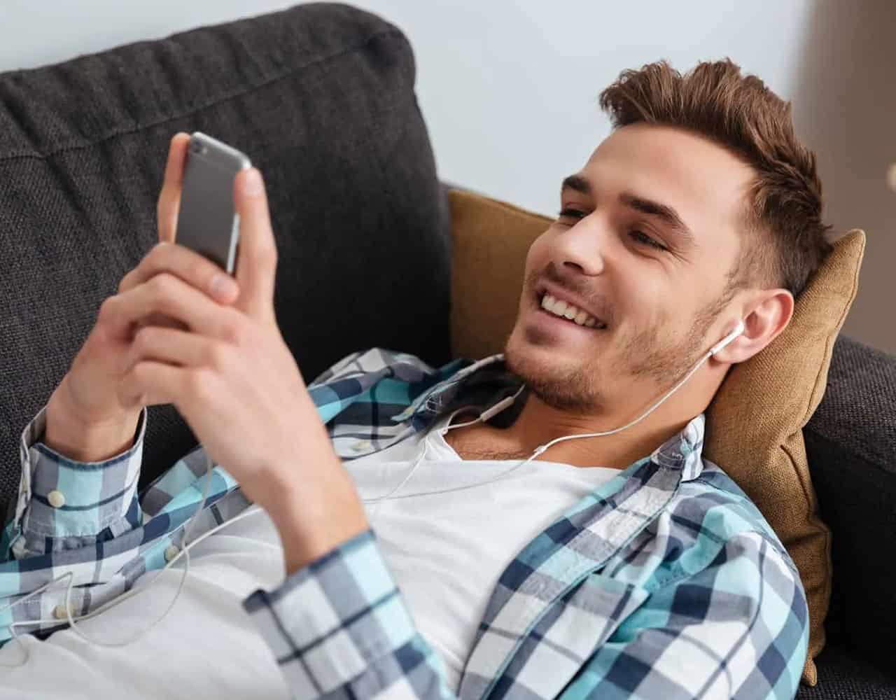 Φλερτάρω με μηνύματα με τον κολλητό του άντρα μου γιατί νιώθω παραμελημένη - Αθώο δεν είναι;