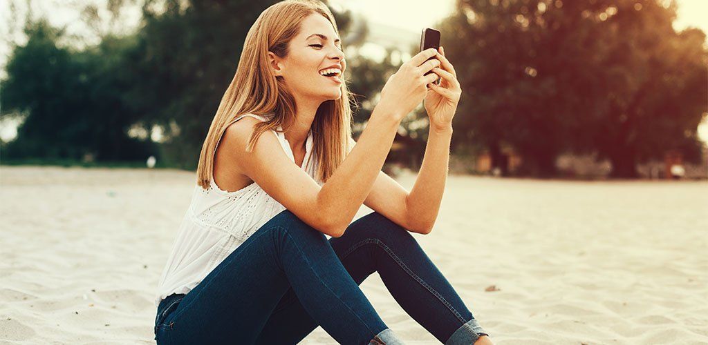 Φλερτάρω με μηνύματα με τον κολλητό του άντρα μου γιατί νιώθω παραμελημένη - Αθώο δεν είναι;