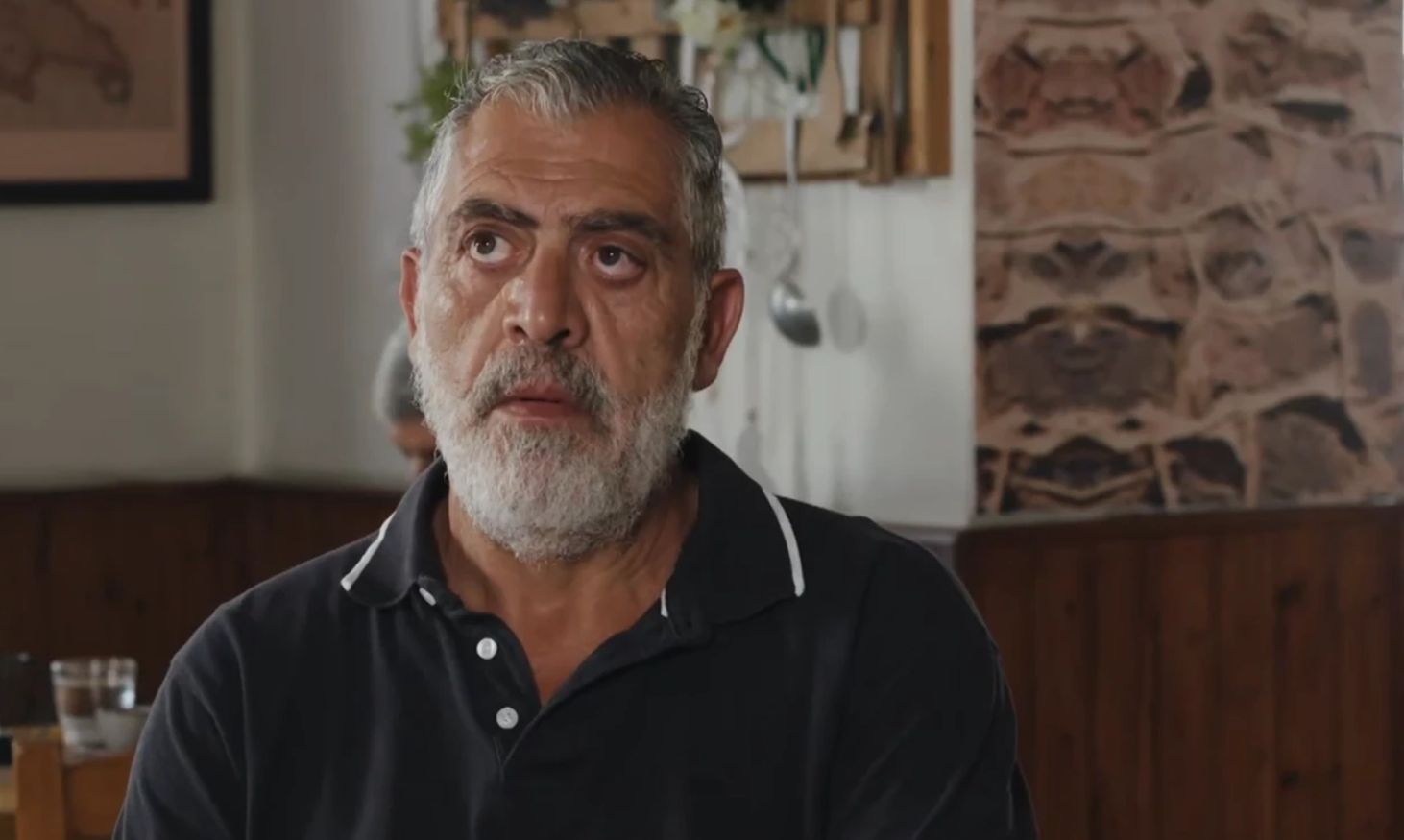 Η Γη της Ελιάς : Μένει αβοήθητος στο δρόμο με 3 σφαίρες στην σπονδυλική στήλη