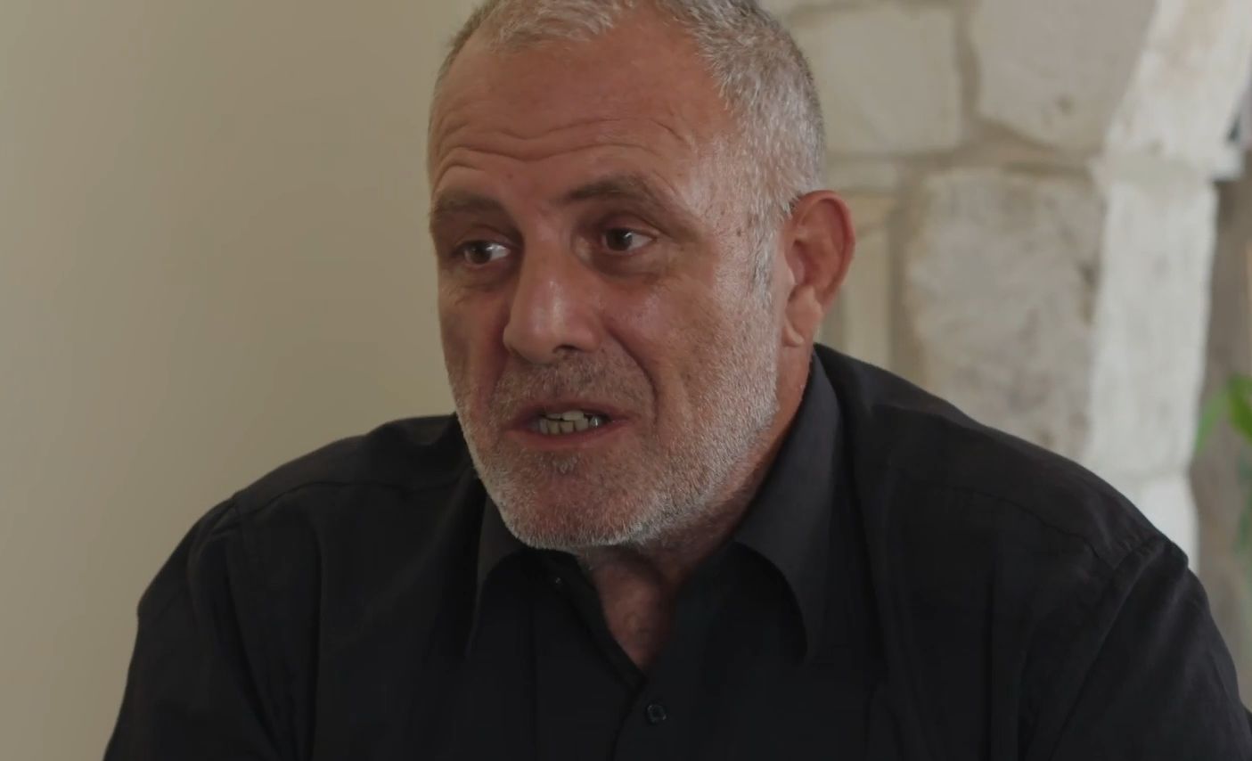 Η Γη της Ελιάς-Στάθης Η Γη της Ελιάς-Στάθης