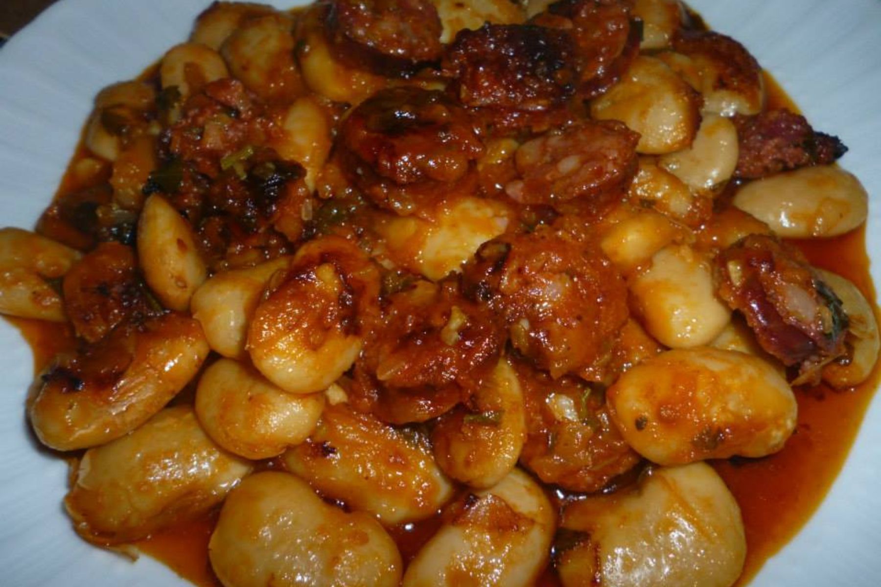 Γίγαντες με χωριάτικο λουκάνικο: Παραδοσιακή συνταγή Φλωρίνης