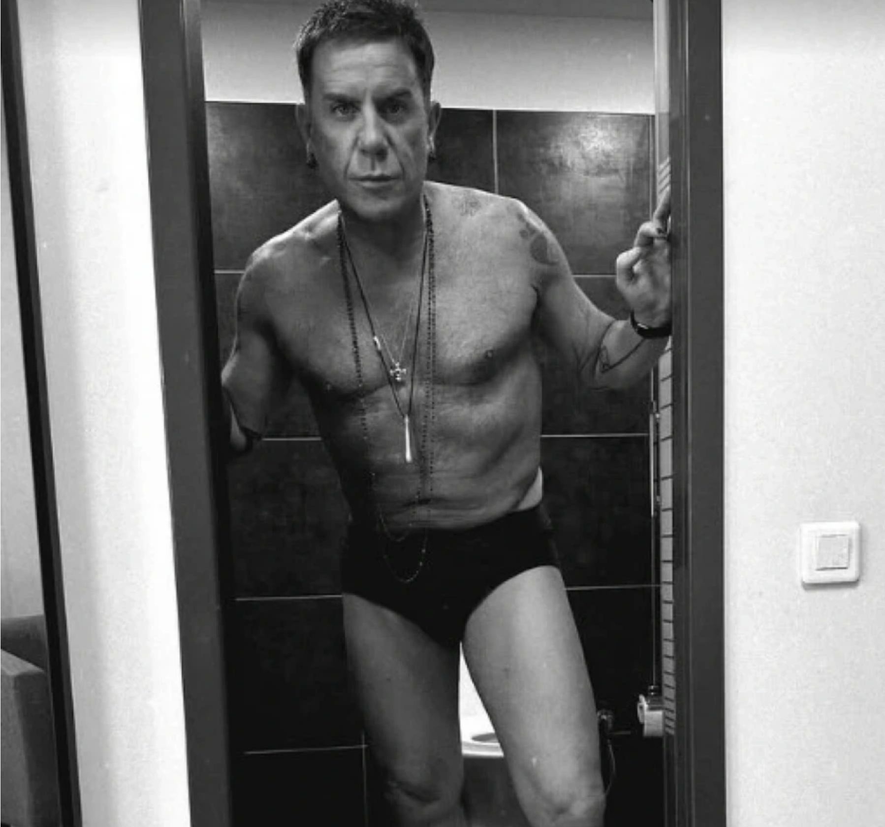 Γιώργος Μαζωνάκης: Τελείως ακομπλεξάριστος ποζάρει γυμνός και ρίχνει το Instagram (Φωτογραφία)