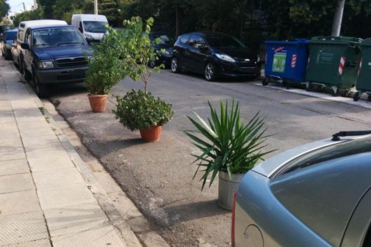 Καρέκλες, γλάστρες και  μηχανάκια: Πόσο είναι το Πρόστιμο για όσους «κρατούν» παράνομα θέση πάρκινγκ;