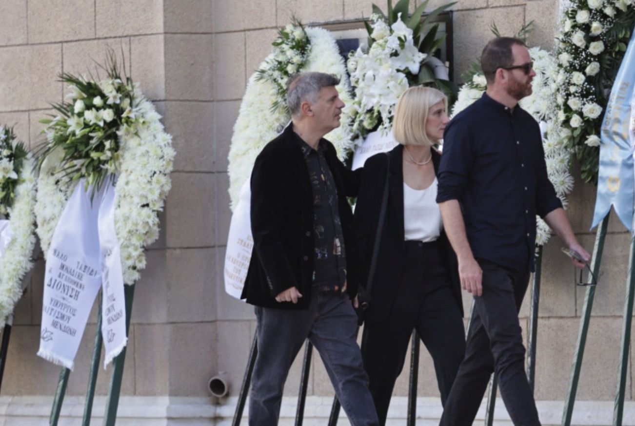 Κηδεία Σαββόπουλου: Το τελευταίο αντίο στον λαμπρό Έλληνα τραγουδοποιό (Φωτογραφίες και βίντεο)