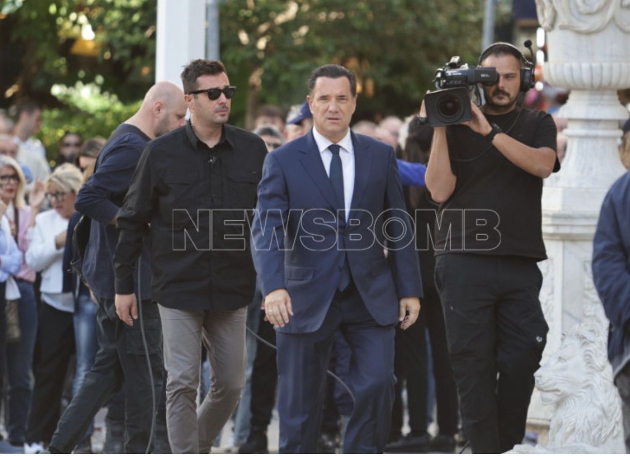 Κηδεία Σαββόπουλου: Το τελευταίο αντίο στον λαμπρό Έλληνα τραγουδοποιό (Φωτογραφίες και βίντεο)