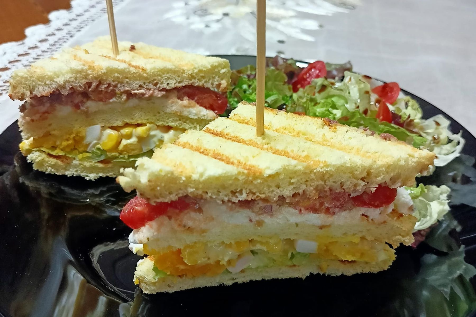 Κλαμπ σάντουιτς με κρέμα φέτας και πάστα ελιάς