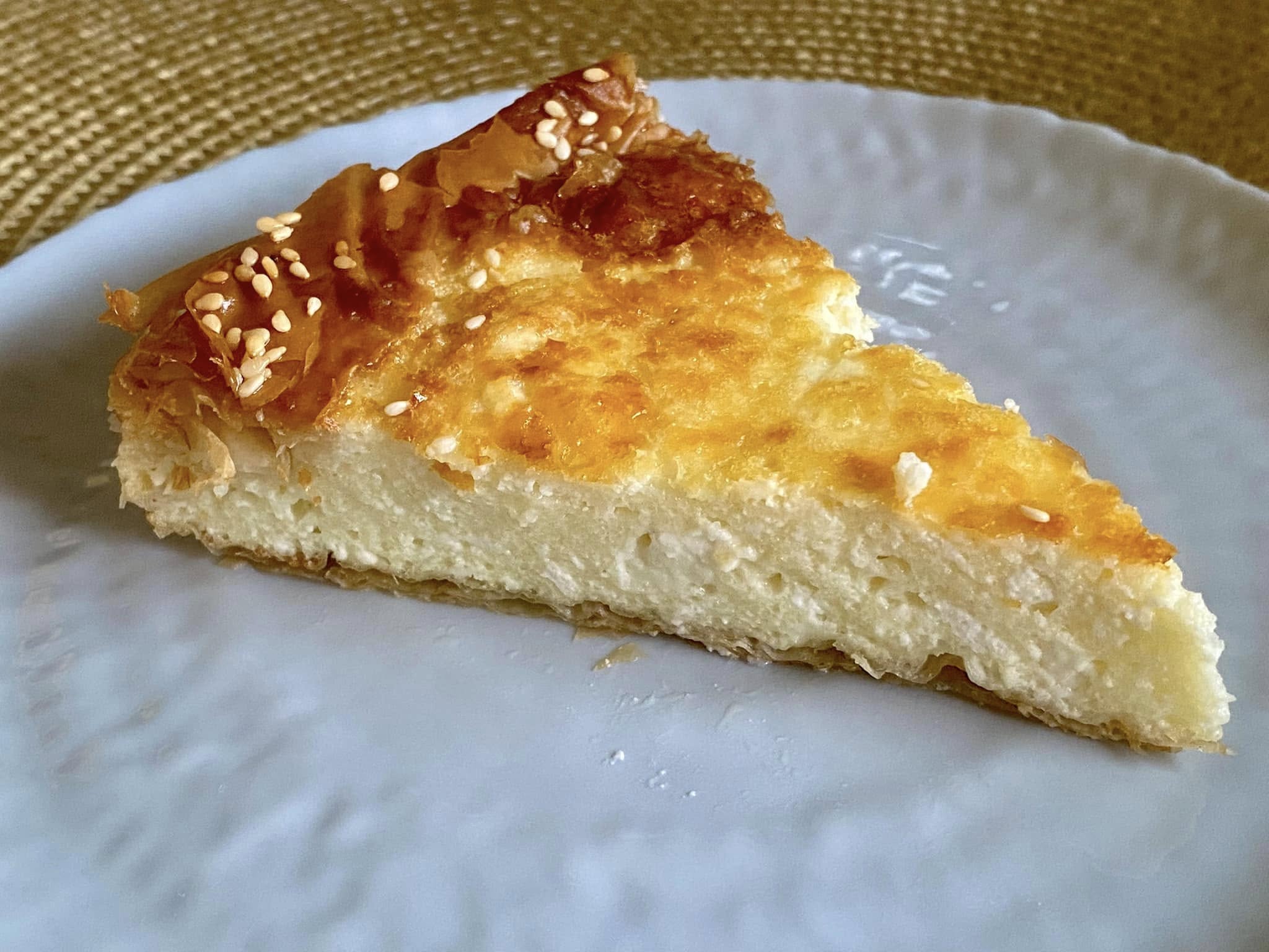 Ξεσκέπαστη τυρόπιτα με σιμιγδαλόκρεμα και φύλλο κρούστας