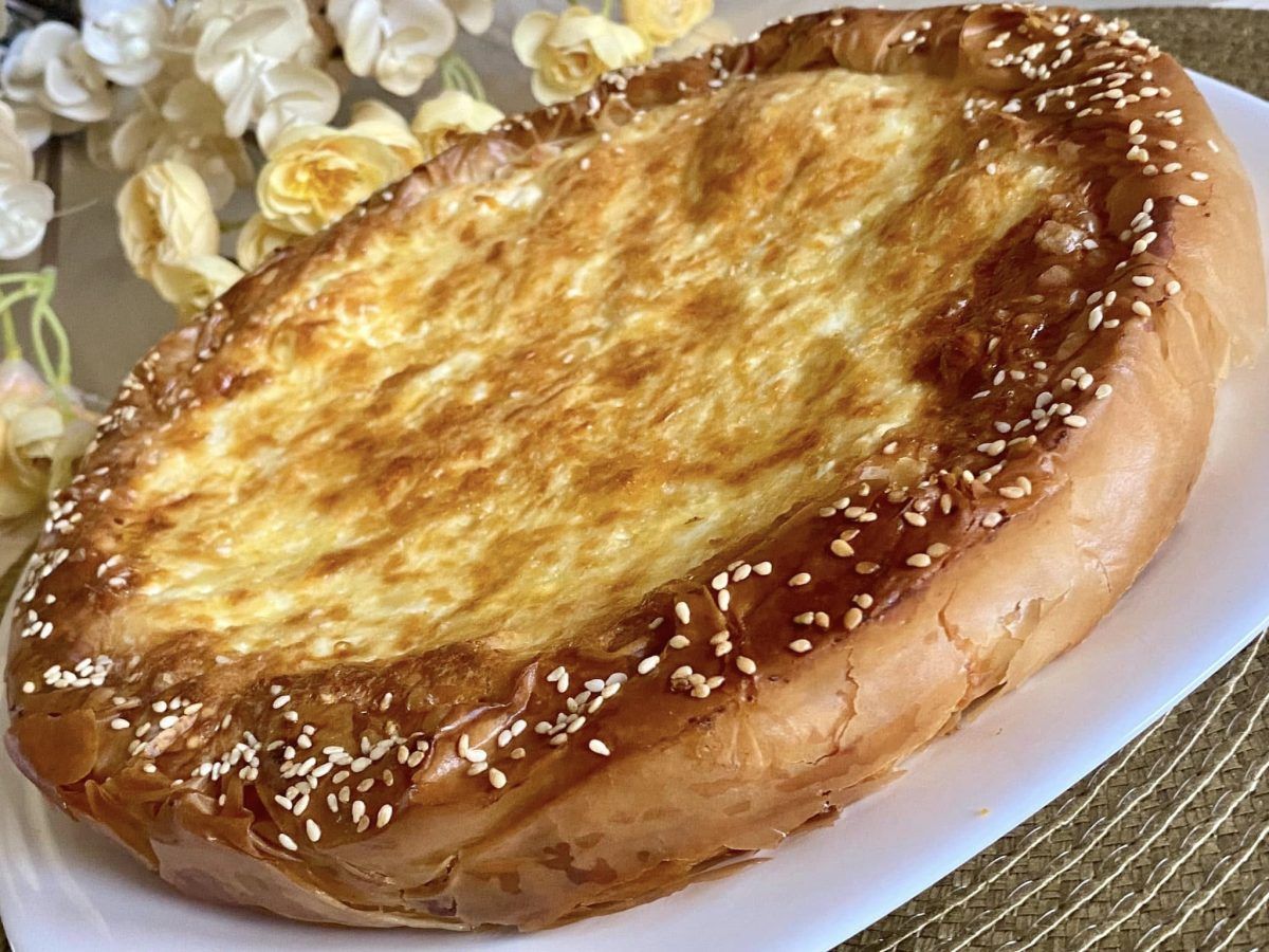 Ξεσκέπαστη τυρόπιτα με σιμιγδαλόκρεμα και φύλλο κρούστας