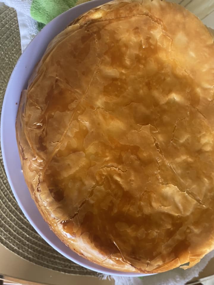 Ξεσκέπαστη τυρόπιτα με σιμιγδαλόκρεμα και φύλλο κρούστας