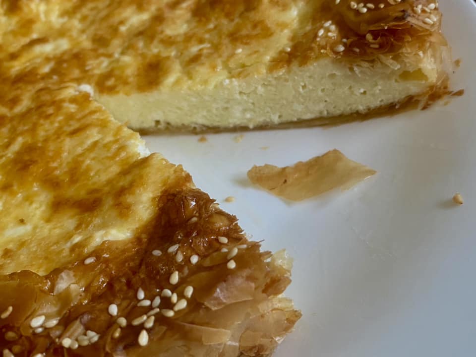 Ξεσκέπαστη τυρόπιτα με σιμιγδαλόκρεμα και φύλλο κρούστας