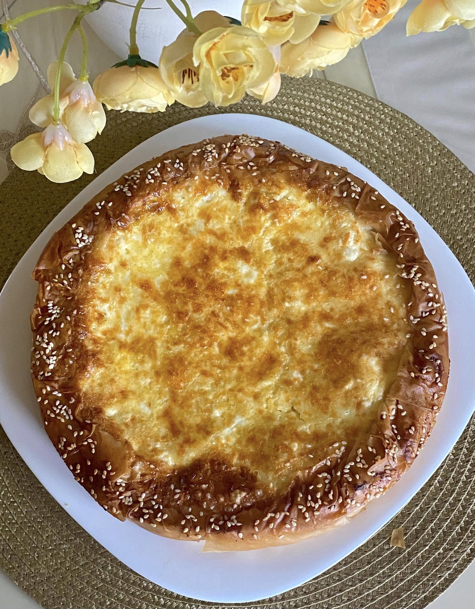 Ξεσκέπαστη τυρόπιτα με σιμιγδαλόκρεμα και φύλλο κρούστας