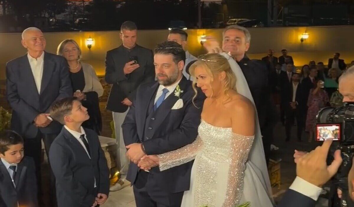 Ο Κυριάκος Μητσοτάκης έγινε κουμπάρος και πιο λαμπερό δεν τον έχουμε ξαναδεί (Φωτογραφίες)