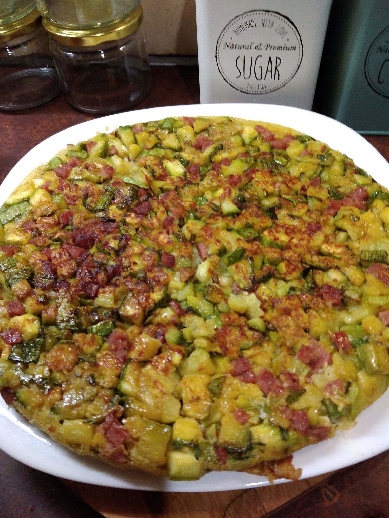 ομελέτα-με-κολοκυθάκια-και-σαλάμι αέρος- ομελέτα-με-κολοκυθάκια-και-σαλάμι αέρος-