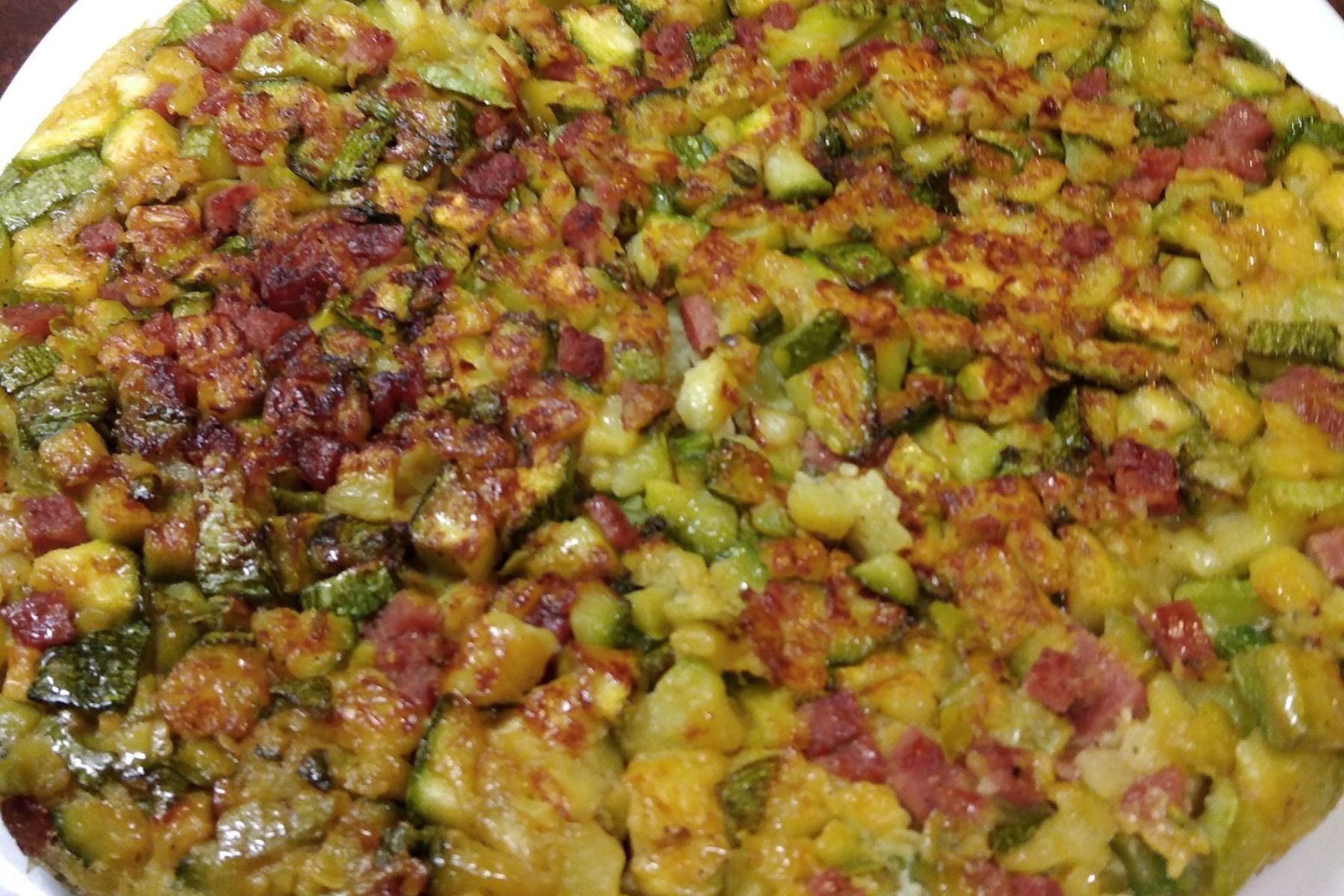 ομελέτα-με-κολοκυθάκια-και-σαλάμι αέρος- ομελέτα-με-κολοκυθάκια-και-σαλάμι αέρος-