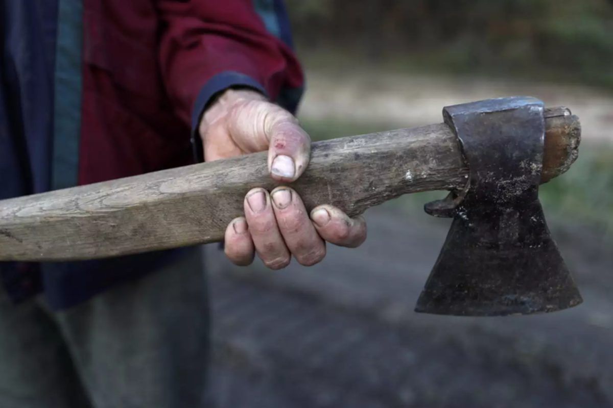 Λάρισα: 41χρονος επιτέθηκε με τσεκούρι σε γυναίκα μπροστά στα παιδιά της