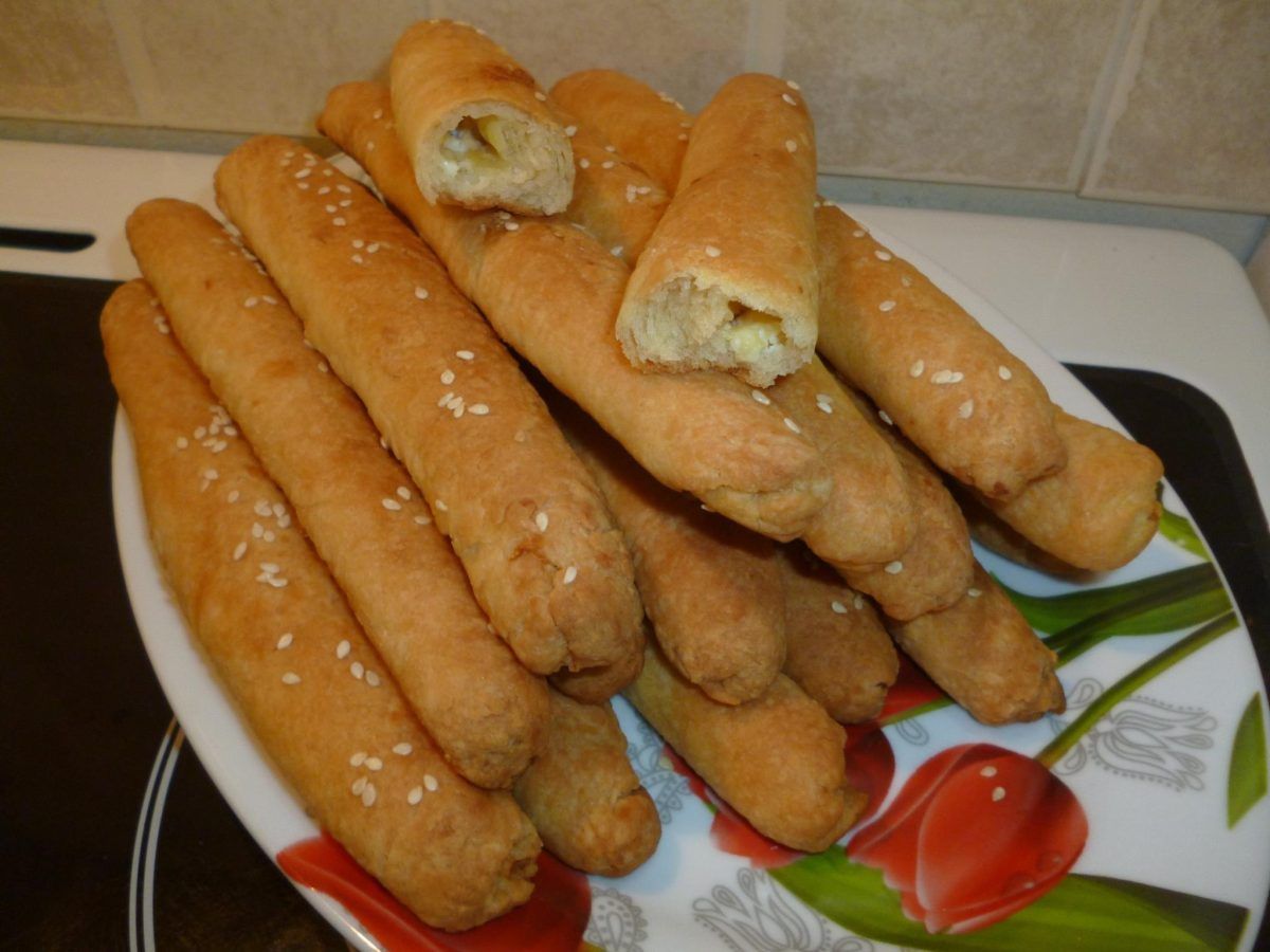 Μαλακά μπαστούνια ζύμης γεμιστά με φέτα