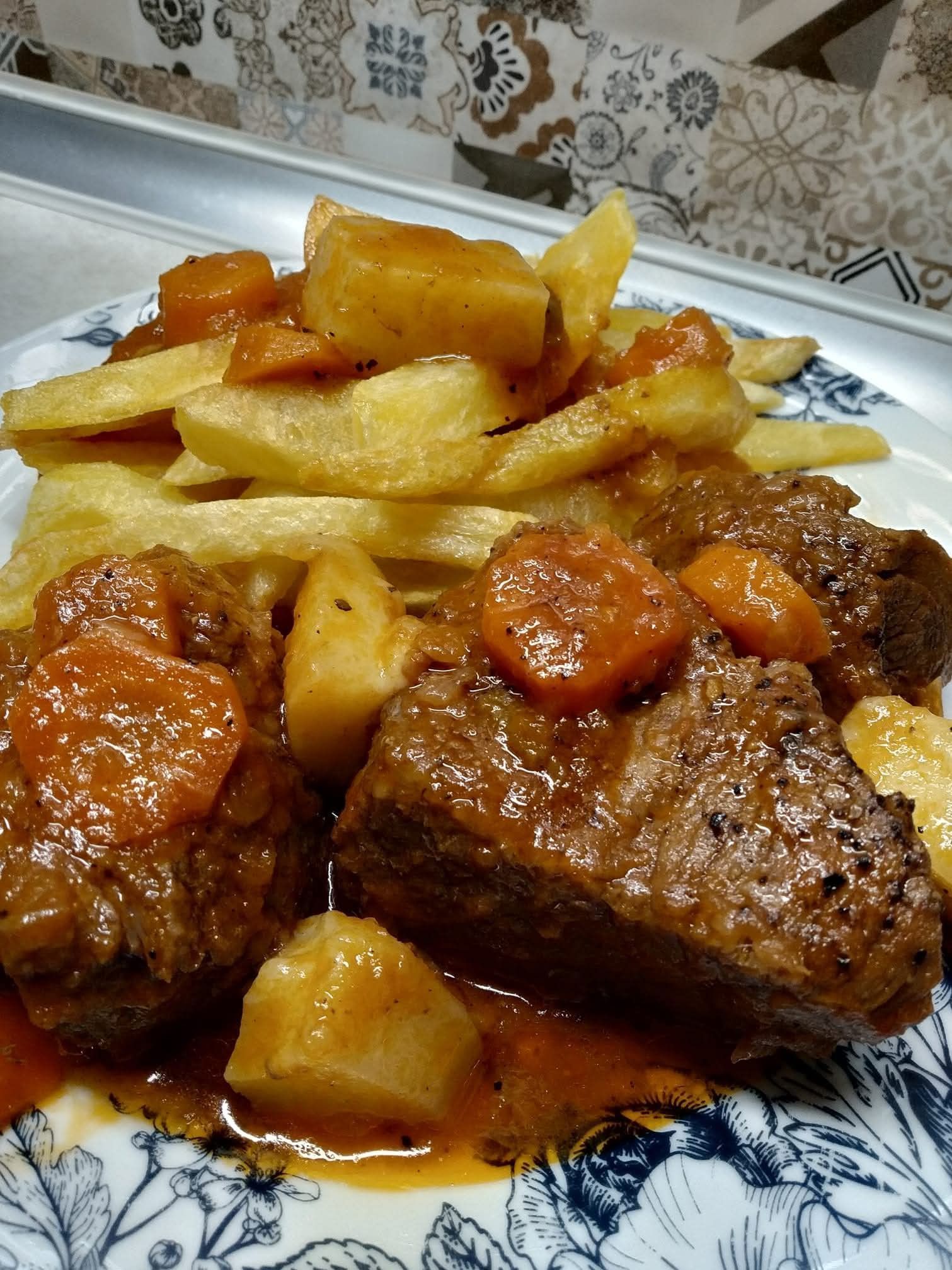 Μαμαδίστικο κοκκινιστό μοσχαράκι στη χύτρα