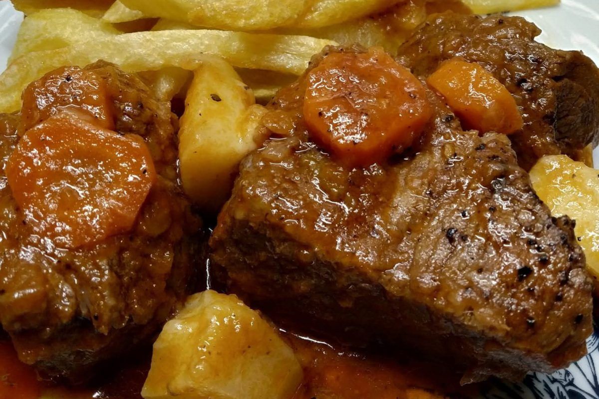 Μαμαδίστικο κοκκινιστό μοσχαράκι στη χύτρα