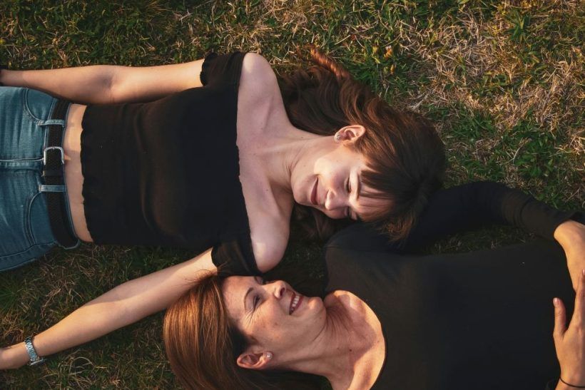 Μάνα είναι αυτή που παλεύει να κάνει το παιδί της ανεξάρτητο ενώ τρέμει στην ιδέα να μην την έχει ανάγκη πια