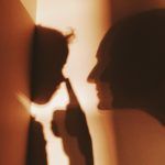 Μάνα είναι αυτή που παλεύει να κάνει το παιδί της ανεξάρτητο ενώ τρέμει στην ιδέα να μην την έχει ανάγκη πια