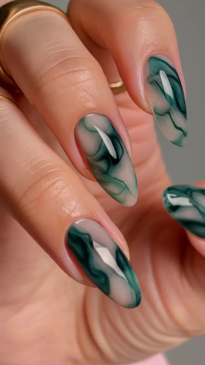 Μανικιούρ σε πράσινο χρώμα: Το νέο trend στα νύχια που θα πρωταγωνιστήσει τον Χειμώνα 2025-2026