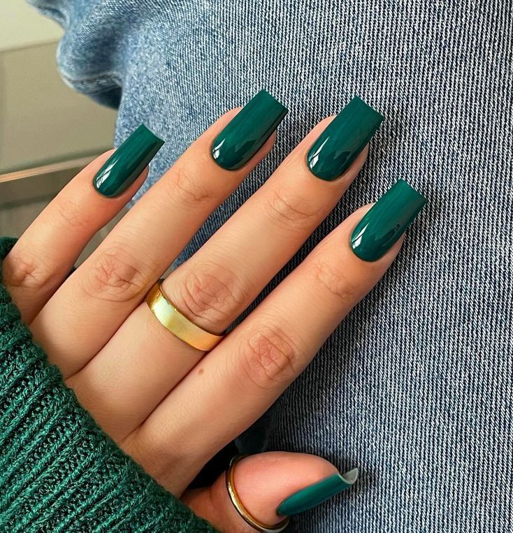 Μανικιούρ σε πράσινο χρώμα: Το νέο trend στα νύχια που θα πρωταγωνιστήσει τον Χειμώνα 2025-2026