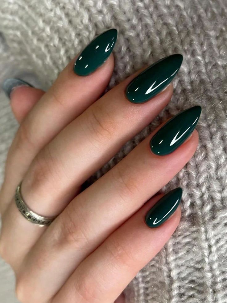 Μανικιούρ σε πράσινο χρώμα: Το νέο trend στα νύχια που θα πρωταγωνιστήσει τον Χειμώνα 2025-2026