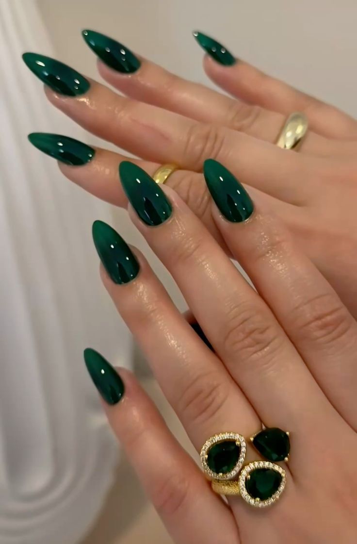 Μανικιούρ σε πράσινο χρώμα: Το νέο trend στα νύχια που θα πρωταγωνιστήσει τον Χειμώνα 2025-2026