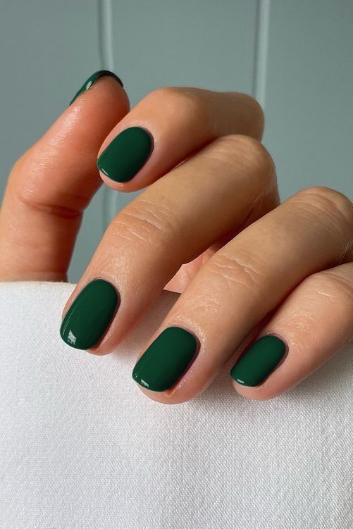 Μανικιούρ σε πράσινο χρώμα: Το νέο trend στα νύχια που θα πρωταγωνιστήσει τον Χειμώνα 2025-2026