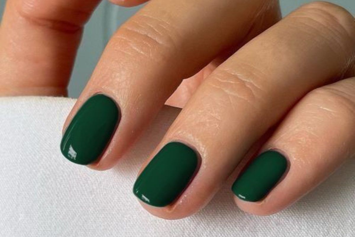 Μανικιούρ σε πράσινο χρώμα: Το νέο trend στα νύχια που θα πρωταγωνιστήσει τον Χειμώνα 2025-2026