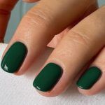 Μανικιούρ σε πράσινο χρώμα: Το νέο trend στα νύχια που θα πρωταγωνιστήσει τον Χειμώνα 2025-2026