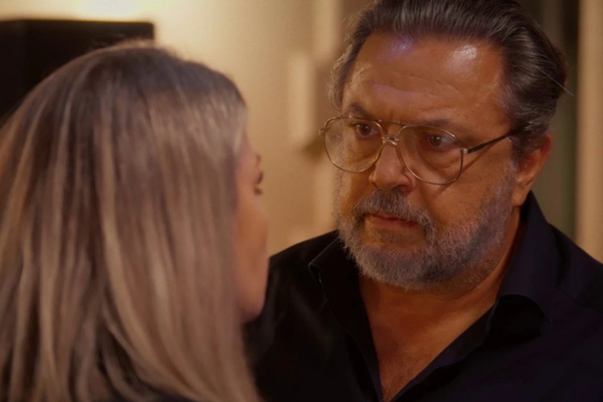 Να μ' αγαπάς: Η Σοφία βάζει το μαχαίρι στον λαιμό του Θεόφιλου