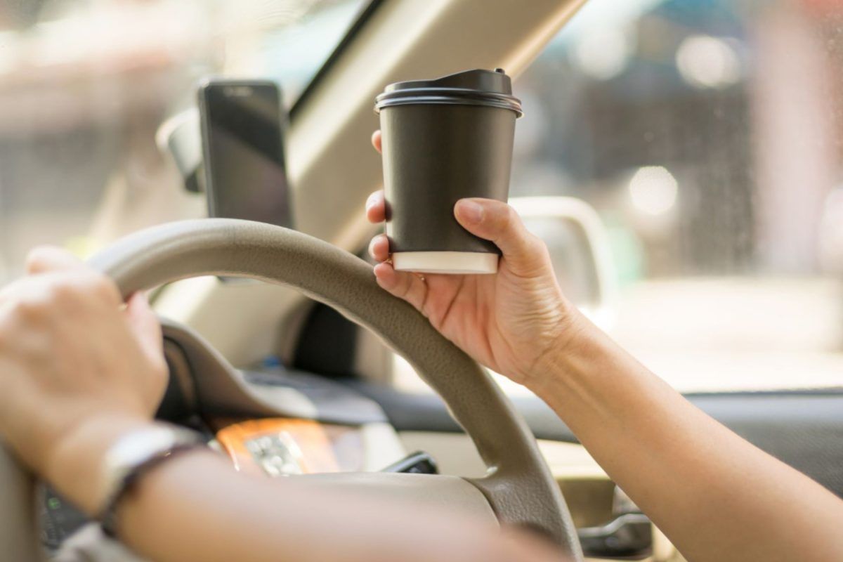 Νέος Κ.Ο.Κ.: Απαγορεύεται οι οδηγοί να πίνουν καφέ ενώ οδηγούν - Τί ισχύει πραγματικά;