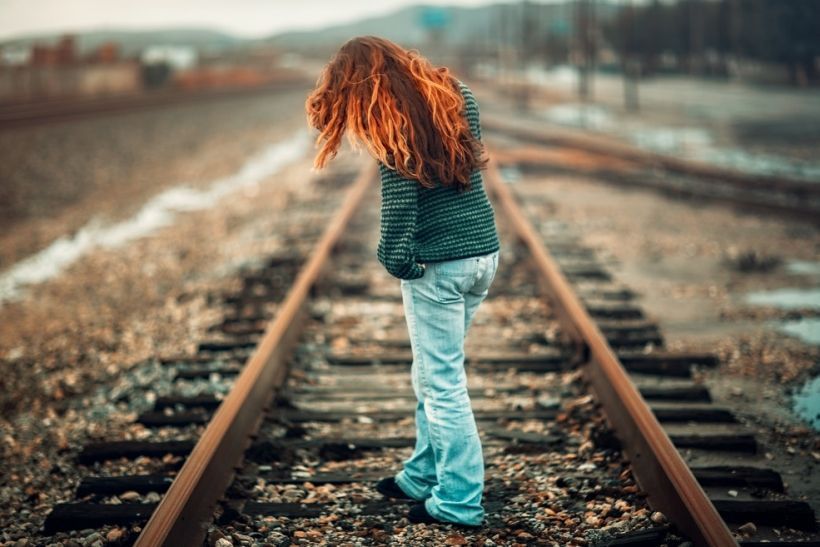 Οι 8 συμπεριφορές που έχει κάθε γυναίκα που είναι κρυφά δυστυχισμένη