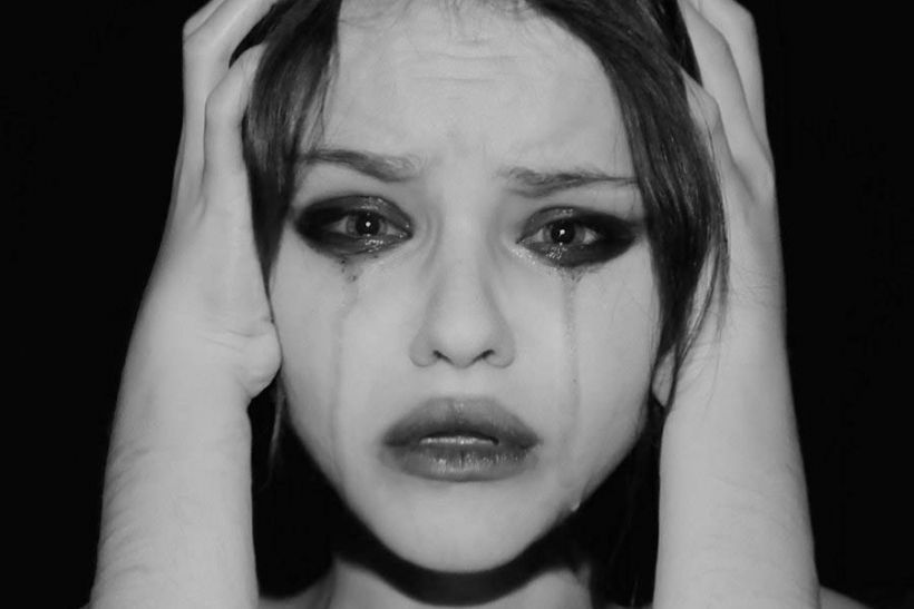 Οι 8 συμπεριφορές που έχει κάθε γυναίκα που είναι κρυφά δυστυχισμένη