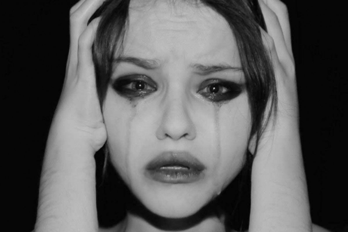 Οι 8 συμπεριφορές που έχει κάθε γυναίκα που είναι κρυφά δυστυχισμένη