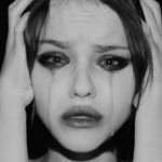 Οι 8 συμπεριφορές που έχει κάθε γυναίκα που είναι κρυφά δυστυχισμένη